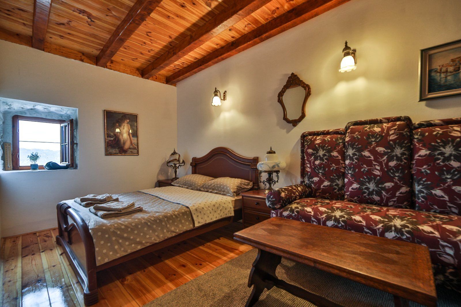 2 bedrooms, travel cot, free WiFi, bed sheets