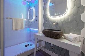 Premium Double Room | Bathroom | Shower, hydromassage showerhead, eco-friendly toiletries, hair dryer - Diamond Suite (Sorrento)