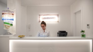 Una reception con una insegna che riporta 'Diamond Suite' e un lampadario decorativo.