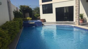 Una piscina al aire libre