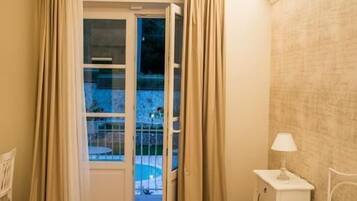 Camera doppia, vista piscina | Una cassaforte in camera, una scrivania, tende oscuranti, Wi-Fi gratuito