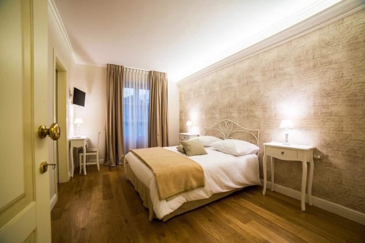 Double Room | In-room safe, desk, blackout drapes, WiFi (free)