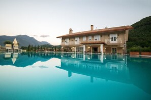 Outdoor pool, pool umbrellas, sun loungers - Maralè (Serino)
