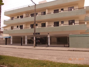 CONDOMINIO, VISTO DE FRENTE