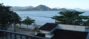 Beautiful Apartment in front of Toninhas Beach in Condominium with Pool