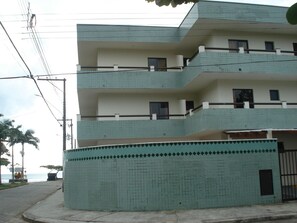 Exterior - Beautiful Apartment in front of Toninhas Beach in Condominium with Pool (Ubatuba)