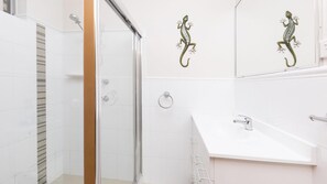 Shower - Fairholme 12 - linen not supplied. (Tuncurry)