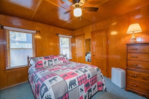 2 bedrooms, free WiFi, bed sheets - Nana's Cottage Retreat - Charming rustic cabin, Smart TV, Fenced Lot, BBQ (Big Bear City)