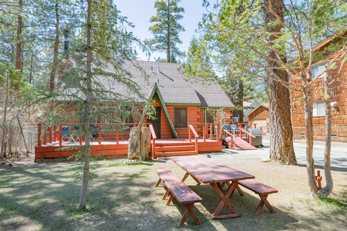 Nana's Cottage Retreat - Charming rustic cabin, Smart TV, Fenced Lot, BBQ