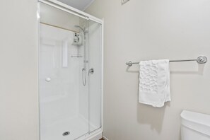 Shower, hair dryer, towels, soap - Atarau Grove  Studio (Paraparaumu)