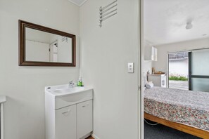 1 bedroom, desk, iron/ironing board, WiFi - Atarau Grove  Studio (Paraparaumu)