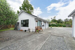 Exterior - Atarau Grove  Studio (Paraparaumu)