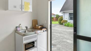 Køleskab, mikrobølgeovn, elkedel, brødrister