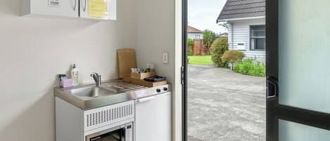 Réfrigérateur, micro-ondes, bouilloire électrique, grille-pain