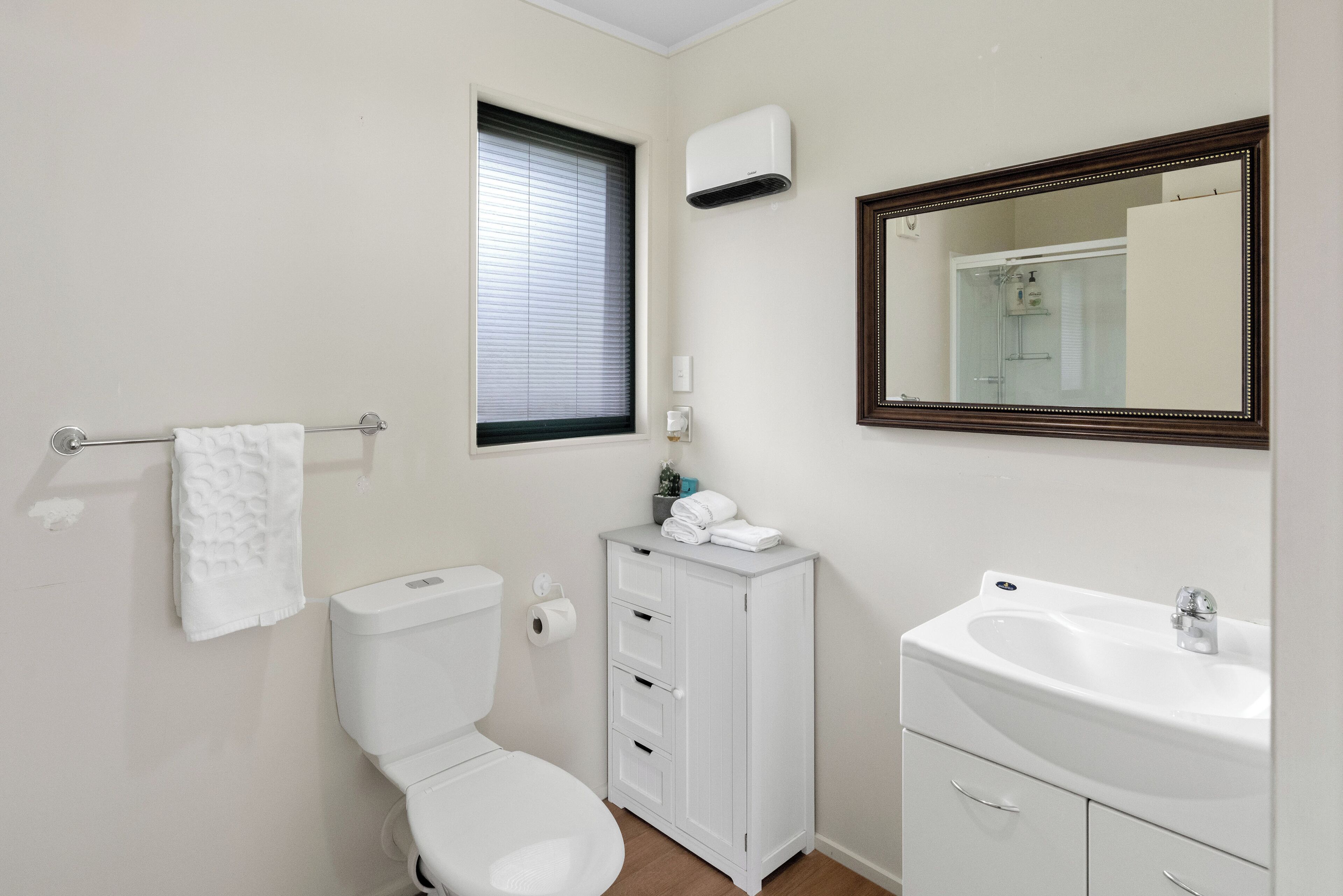 Regadera, secadora de cabello, toallas, jabón 