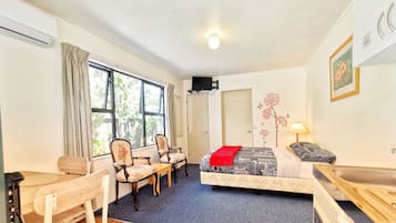 1 slaapkamer, een bureau, een strijkplank/strijkijzer, wifi