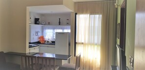 Frigorífico, microondas, placa de cocina y cafetera o tetera