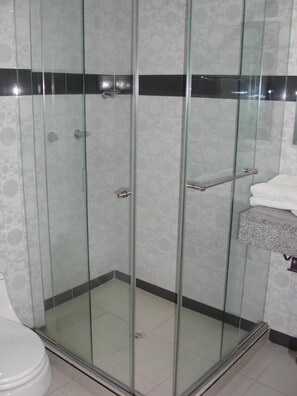 Shower, towels, soap, toilet paper - Hotel Aussie Koala (Armenia)