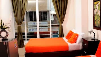 Tabla de planchar con plancha, wifi gratis y ropa de cama