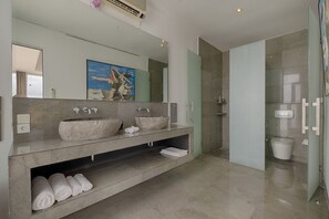Combined shower/bathtub, towels, soap, shampoo - Tropical 3 BR Villa only Few Minutes Drive to Echo Beach, Your Canggu Getaway! (Mengwi)