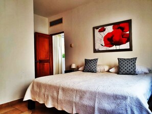 3 bedrooms, in-room safe, iron/ironing board, WiFi - Penthouse Coralina with large private terrace for BBQ. 1 street to beach. (Centro)