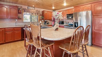 冷蔵庫、電子レンジ、オーブン、コンロ