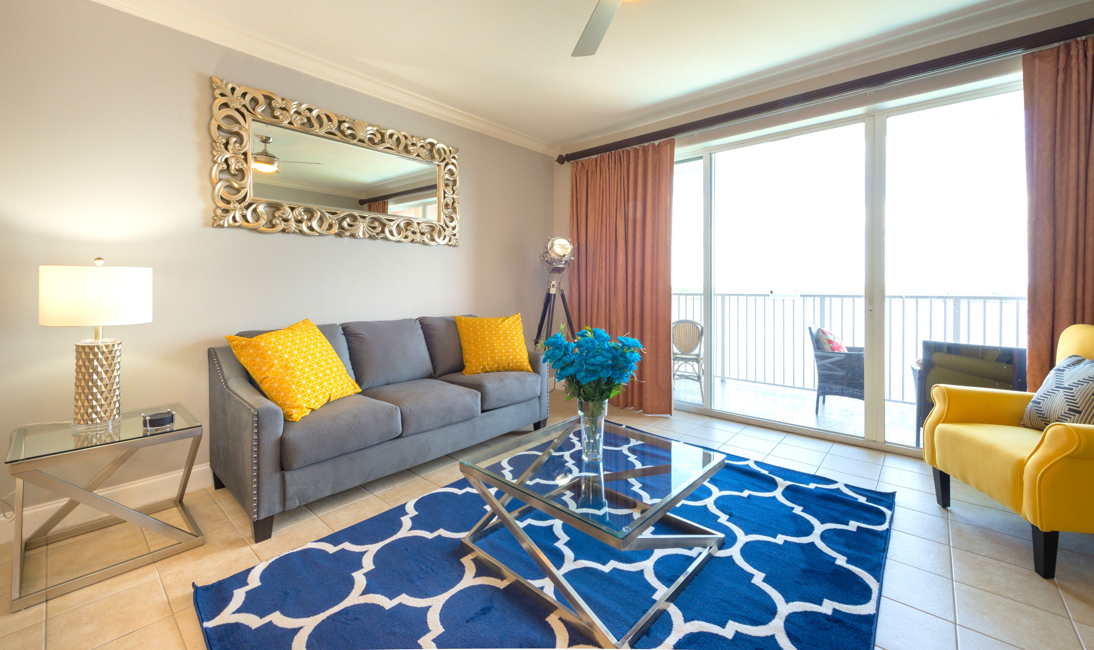 Flatscreentelevisie en een dvd-speler