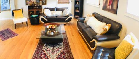 Una Smart TV, una chimenea, un reproductor de DVD, libros