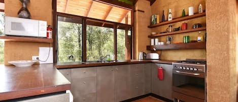 Cafetière-théière, réfrigérateur, four à micro-ondes, un four