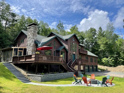 Cliff View Loj Home is in a Quiet Neighborhood Walking Distance to Mirror Lake.