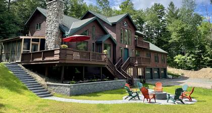 Cliff View Loj Home is in a Quiet Neighborhood Walking Distance to Mirror Lake.