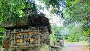 A stone wall with a sign reading "Chiffview Loj." - Cliff View Loj Home is in a Quiet Neighborhood Walking Distance to Mirror Lake. (Lake Placid)