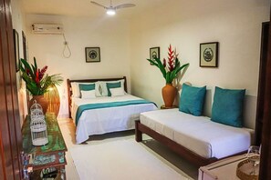 Minibar, decoración personalizada, muebles diferentes y escritorio 