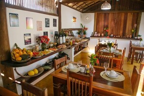 Free daily buffet breakfast - Pousada Campestre (Porto Seguro)