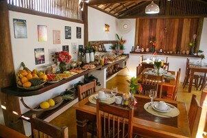 Café da manhã com buffet grátis todos os dias