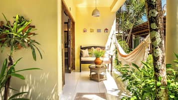 Double Room | Minibar, individually decorated, individually furnished, desk