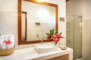 Quadruple Room | Minibar, individually decorated, individually furnished, desk - Pousada Campestre (Porto Seguro)