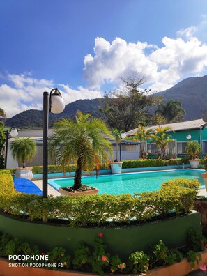 حمّام سباحة خارجي، حمّام سباحة مُدفَّأ