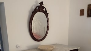 A wooden dresser with a mirror and a round basin. - Oberdan Suites with Terrace (historical apartment in Alberobello) (Alberobello)