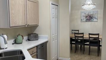 House | Private kitchen | Fridge, microwave, oven, stovetop