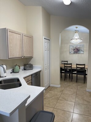 House | Private kitchen | Fridge, microwave, oven, stovetop - 5 Bedroom Pool Home (Davenport)