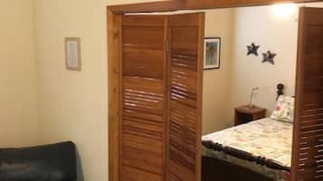 1 dormitori, planxa i posts de planxar, wifi i roba de llit