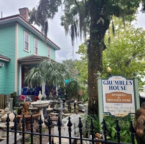 Property grounds - The scenic Withlacoochee River Pet-friendly Bird House (Dunnellon)