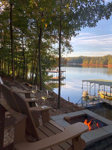 Beautiful fall views on Lake Hartwell! Quiet cove! Everything you need to relax!