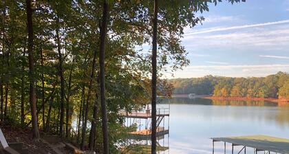Beautiful fall views on Lake Hartwell! Quiet cove! Everything you need to relax!