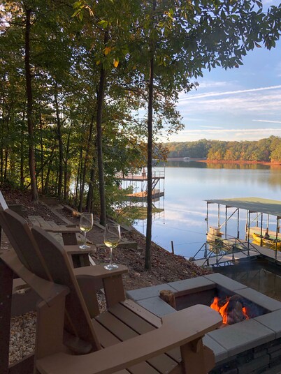 Beautiful fall views on Lake Hartwell! Quiet cove! Everything you need to relax!