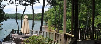 Beautiful views on Lake Hartwell! Deep cove! Everything you need to relax!