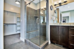 Combined shower/tub, jetted tub, hair dryer, towels - Entrada at Moab 424 | Townies | Pool/Spa | Garage | Same Day Booking (Moab)