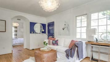 Smart-tv, een open haard, een dvd-speler en boeken