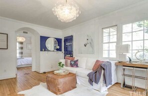 スマートテレビ、暖炉、DVD プレーヤー、書庫